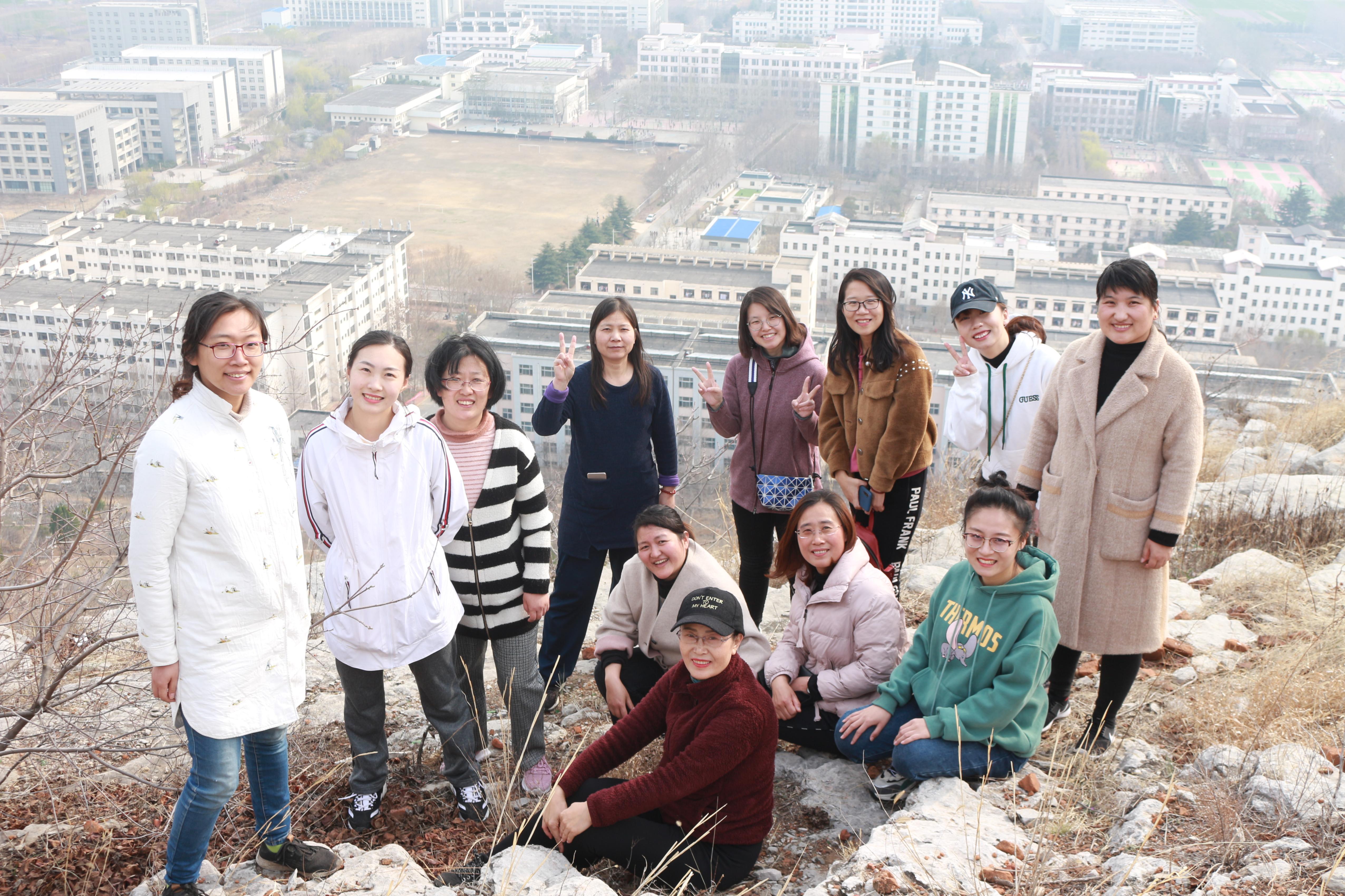 经济与管理学院开展妇女节登山踏青活动-枣庄学院