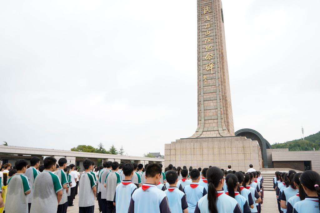 20260930枣庄市大中小学生同上一堂思政大课暨烈士公祭活动2.JPG