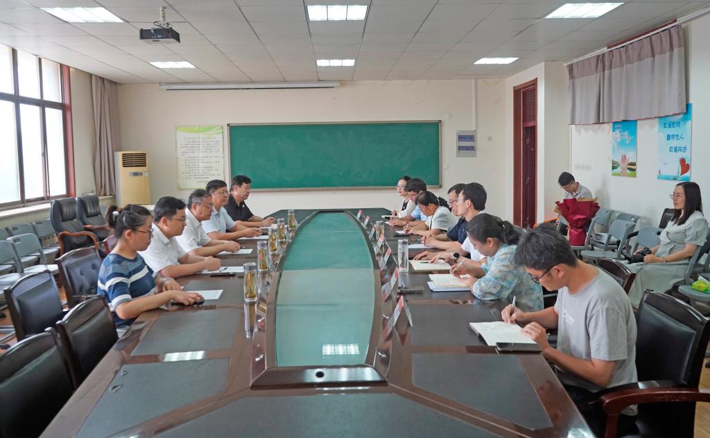 20250908高峰书记看望高层次人才3.JPG
