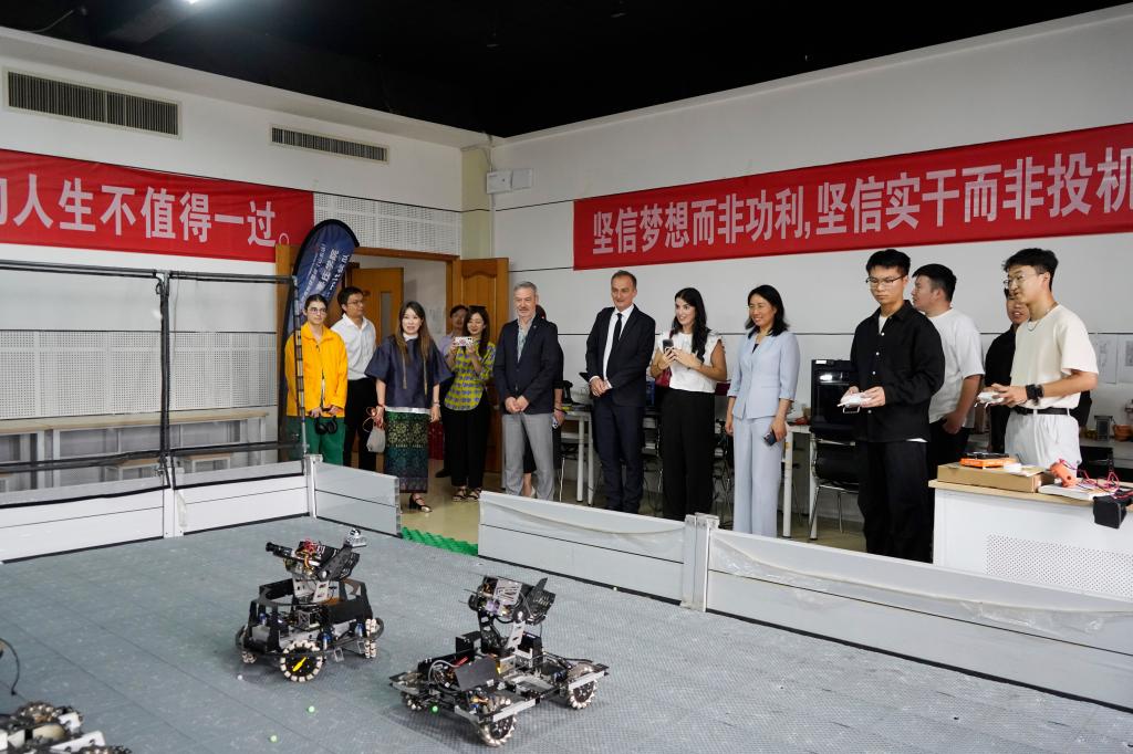 20260928中法学院学术报告-参观-文化交流10.JPG